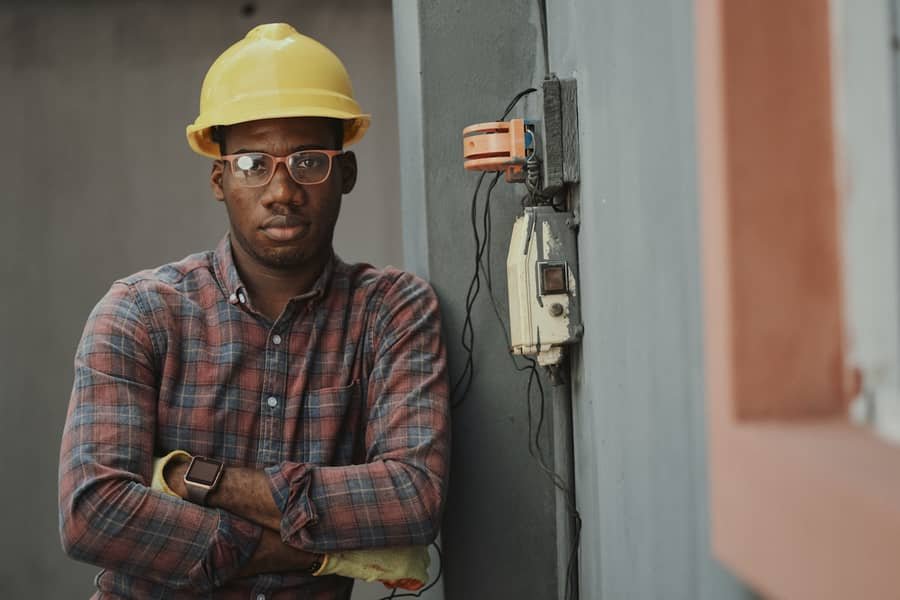 Technicien effectuant une réparation