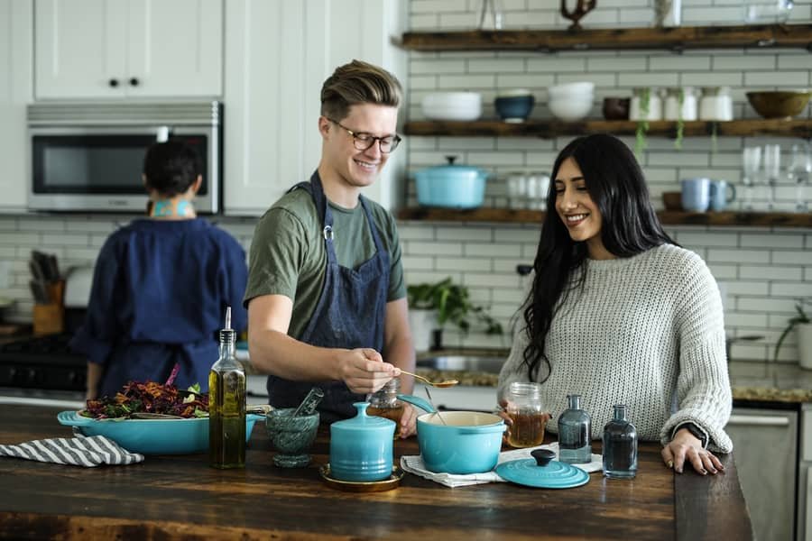 Préparation de plats maison en cuisine
